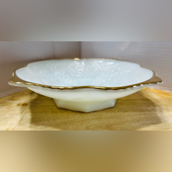 Vintage dish, Anchor Hocking milk glass with real gold trim, grape clusters. - Picture 4 of 4